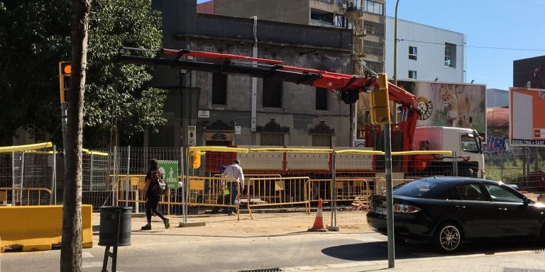 Obras ante la sala Rocksound, en la calle Almogàvers / RP