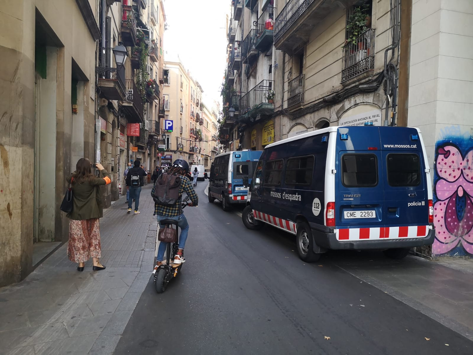 Furgones policiales en la calle del Carme del Raval de Barcelona esta mañana / G.A