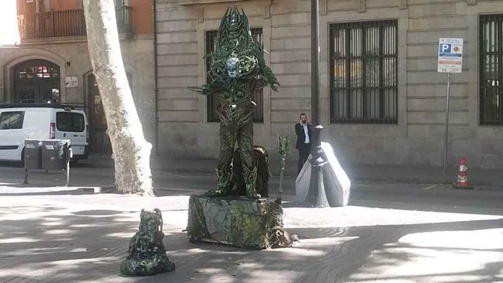 Una estatua humana, en la Rambla / CG