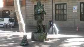 Una estatua humana, en la Rambla / CG