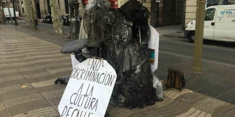 Una estatua humana de la Rambla, con un cartel reivindicativo / CR