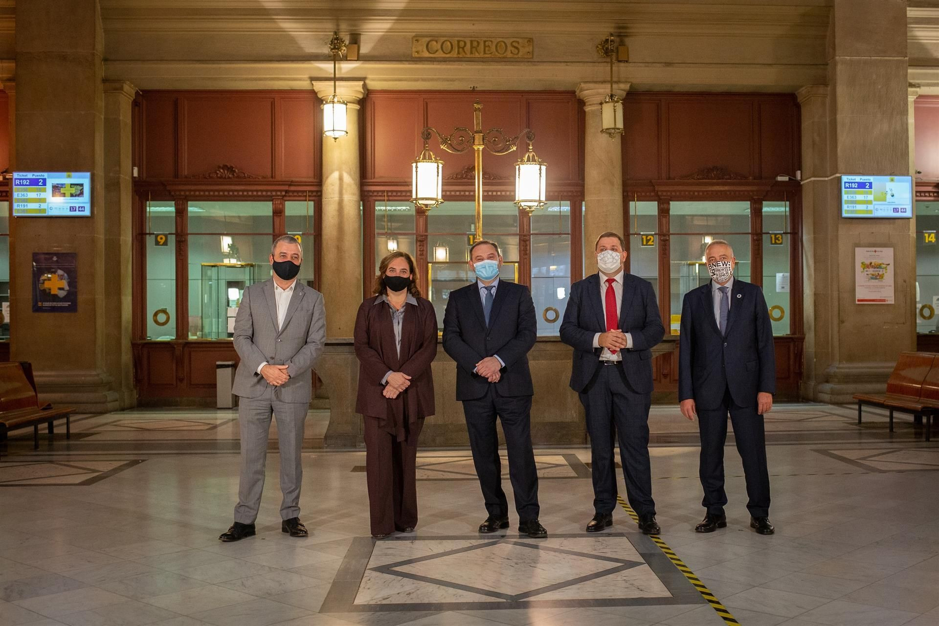 Collboni, Colau, el ministro Jose Luis Ábalos, el presidente de Correos, Juan Manuel Serrano y Pere Navarro (CZFB) / EP - DAVID ZORRAKINO