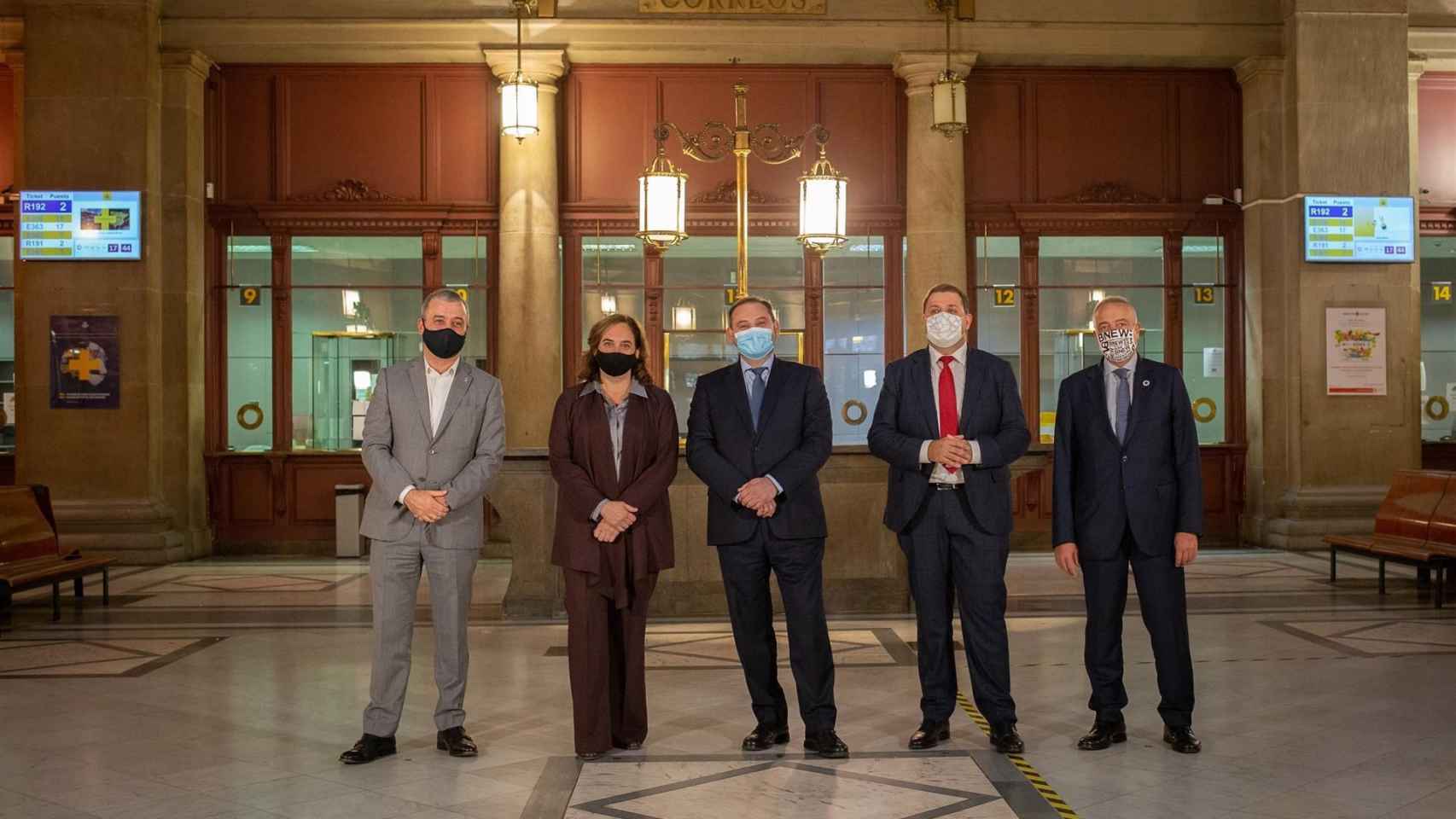 El concejal Jaume Collboni, la alcaldesa Ada Colau, el ministro Jose Luis Ábalos, el presidente de Correos, Juan Manuel Serrano y Pere Navarro (CZFB) / EP - DAVID ZORRAKINO