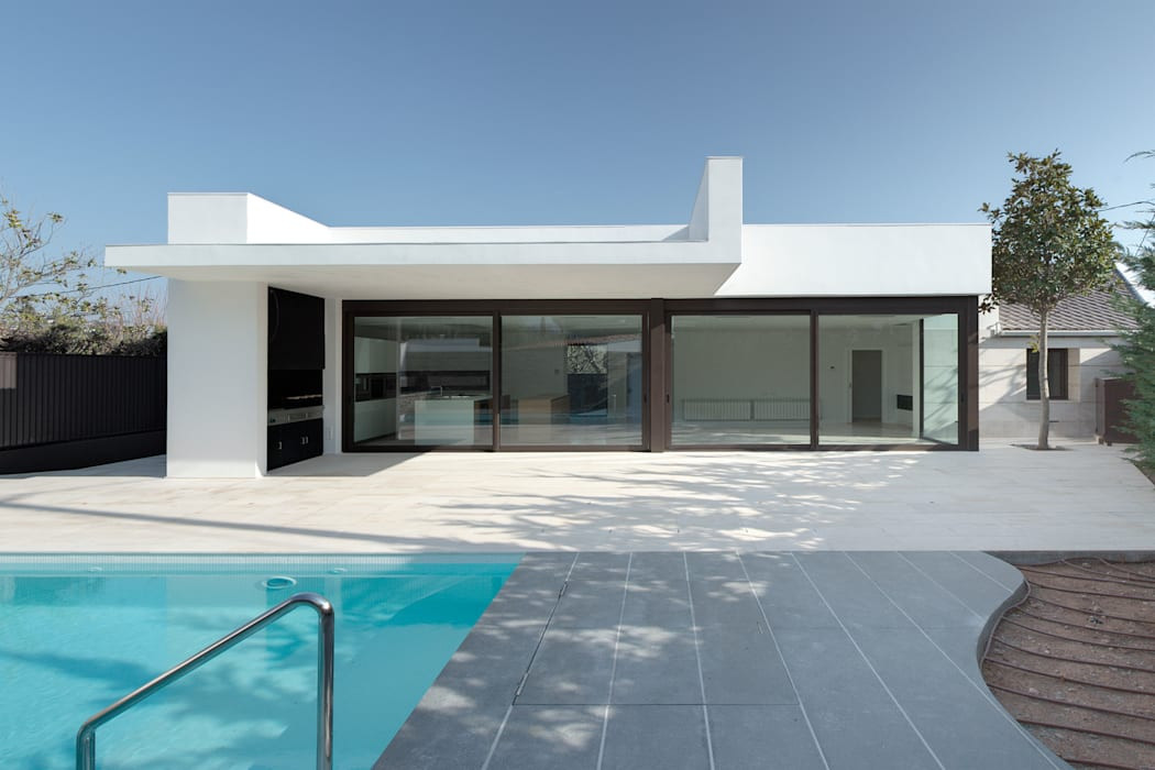 Exterior de una vivienda de lujo en Matadepera / HOMIFY