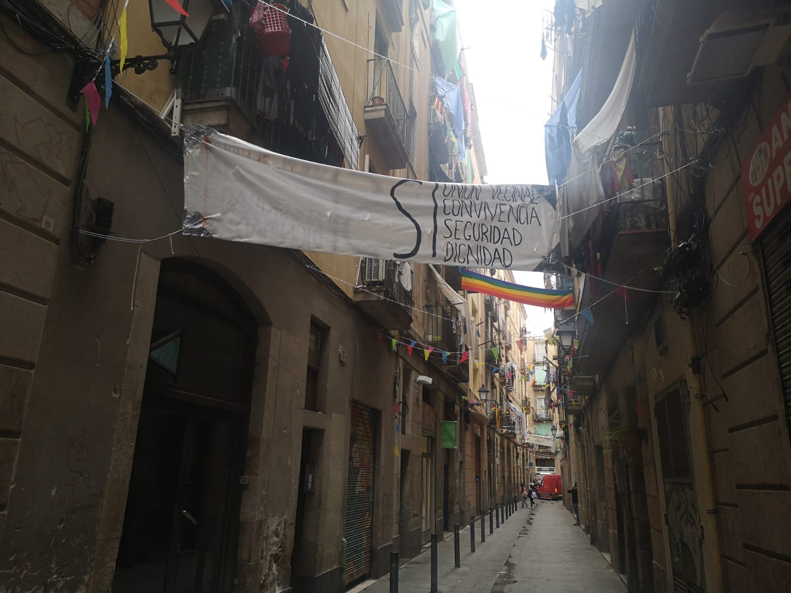 Un cartel pide más seguridad en la calle dels Salvador de Barcelona / G.A