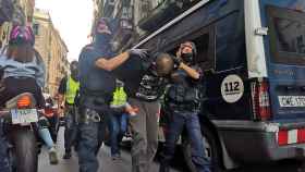 Agentes de los Mossos d'Esquadra arrestan a una persona en el barrio del Raval / G.A.