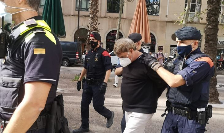 Una de las personas arrestadas durante el operativo policial en el Raval / G.A.