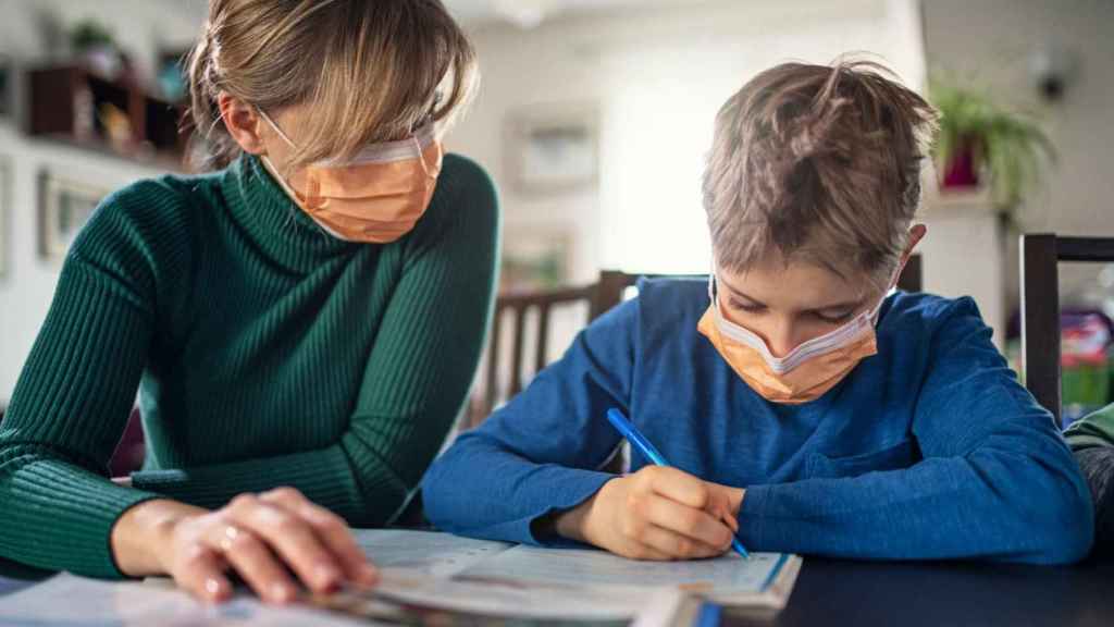 Una madre con su hijo haciendo la tarea durante el confinamiento / ARCHIVO