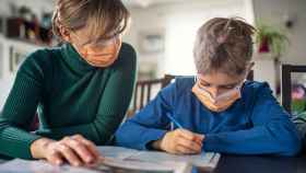 Una madre con su hijo haciendo la tarea durante el confinamiento / ARCHIVO