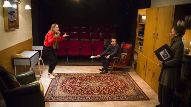 Los actores Eduard Buch, Teresa Vallicrosa y Sara Diego en una escena de la obra 'Instruccions per enterrar un pare' durante la pandemia / ROSER BLANC