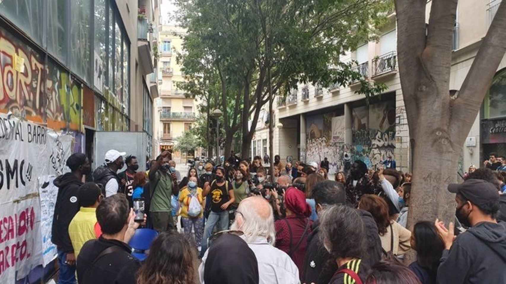 Movilización vecinal ante la nave La Caracola en el Raval / MARC SERRA