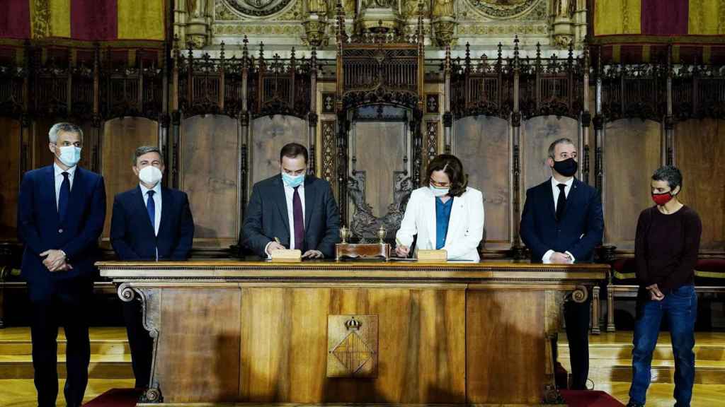 El ministro, José Luis Ábalos, y la alcaldesa, Ada Colau, durante la firma / AJ BCN