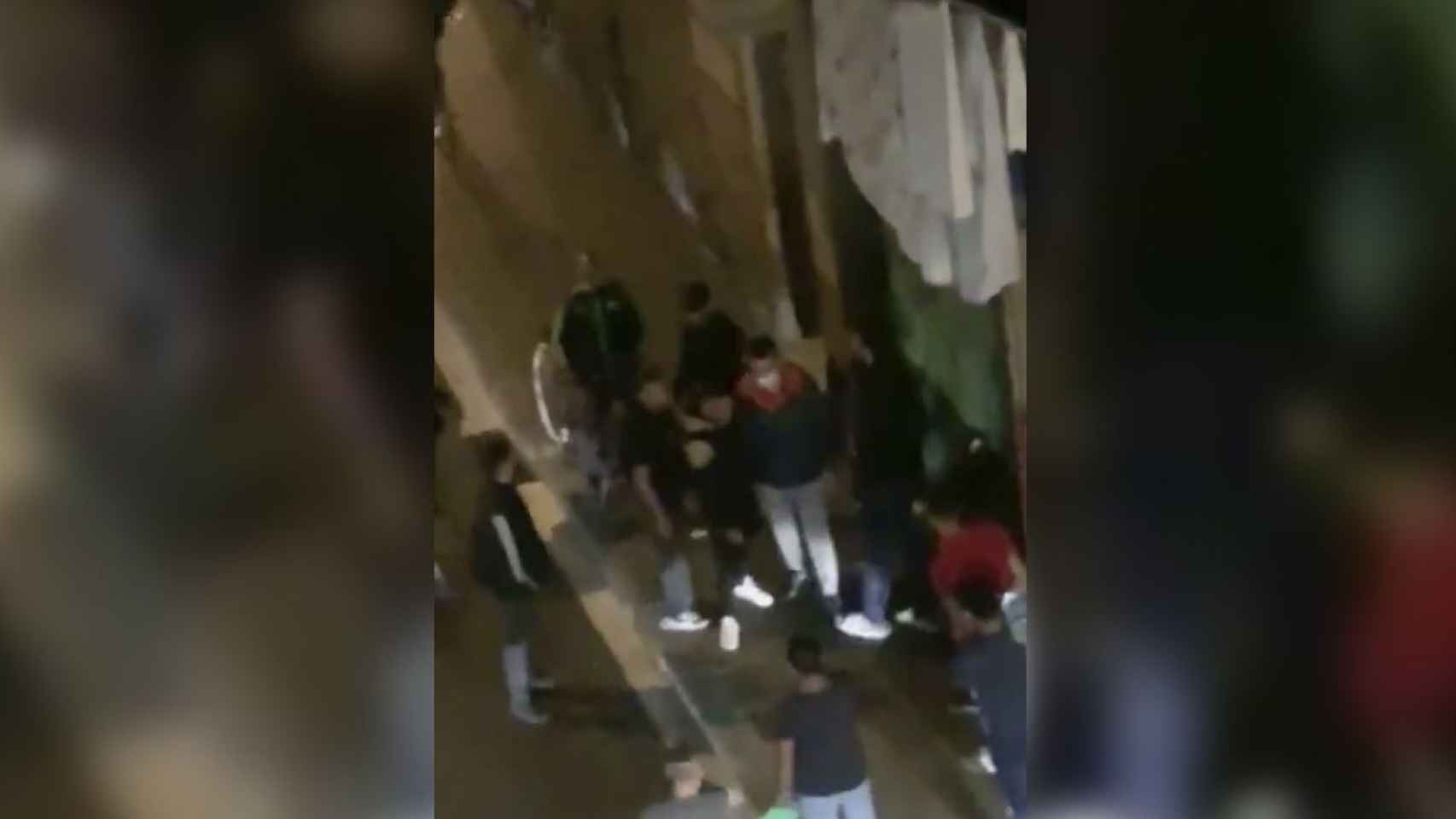 Captura de pantalla del vídeo de los narcotraficantes ensañándose con vecinos del Raval / TWITTER - CARRER DELS SALVADOR