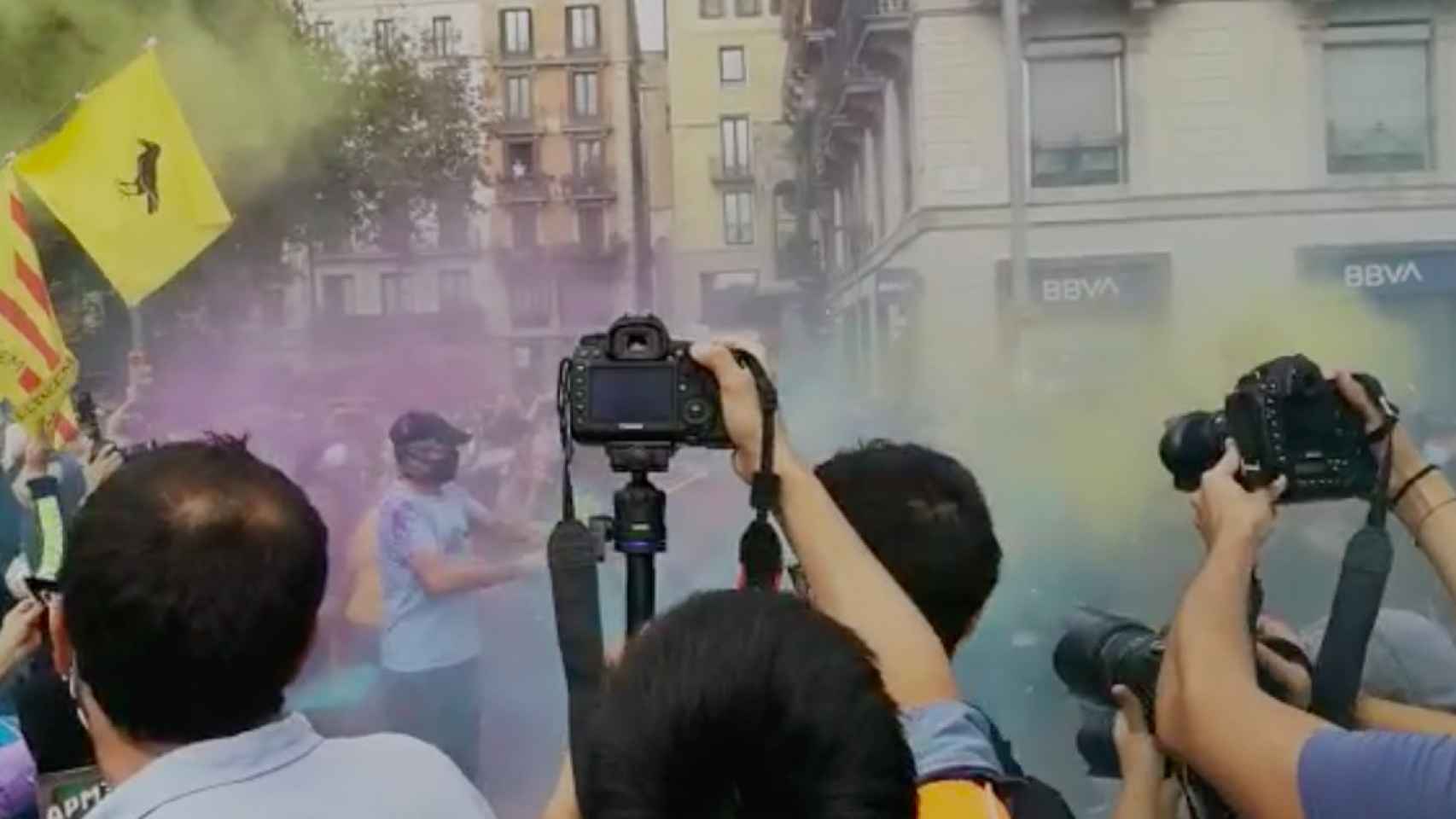 Holi Festival de los CDR ante la Estación de França de Barcelona / G.A.