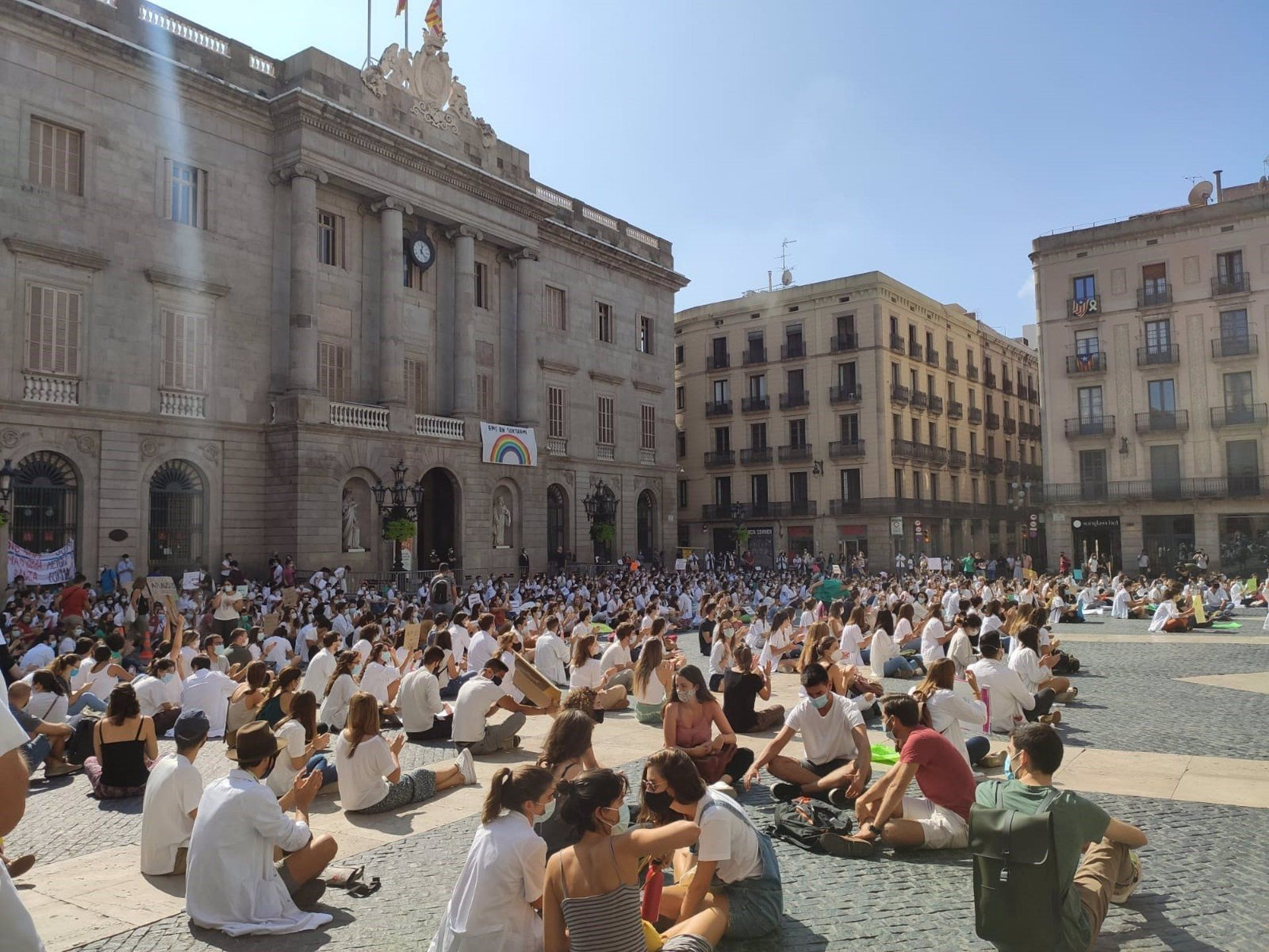 Concentración de Médicos Internos Residentes (MIR) en la plaza Sant Jaume de Barcelona / EUROPA PRESS