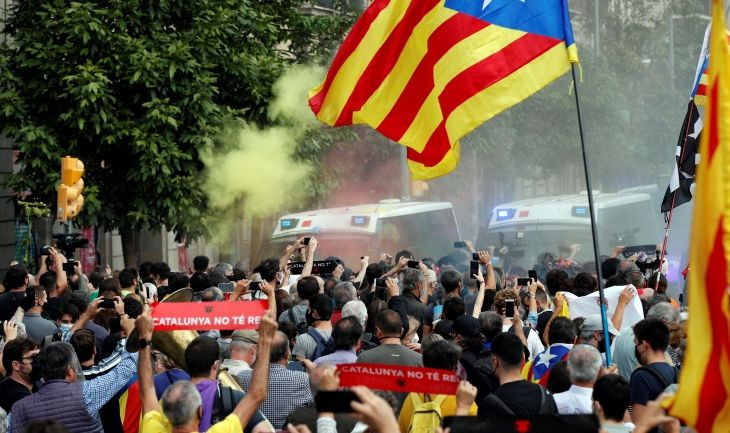 Manifestantes convocados por entidades independentistas protestan en la la Estación de França / EFE - Alejandro García