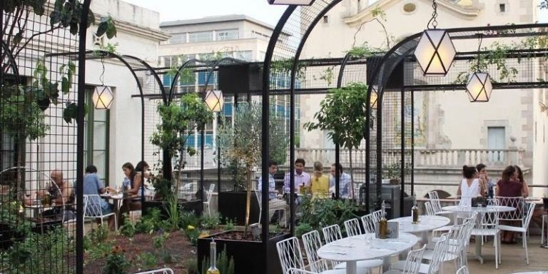 La preciosa terraza interior del bar restaurante Flax & Kale / FLAX & KALE