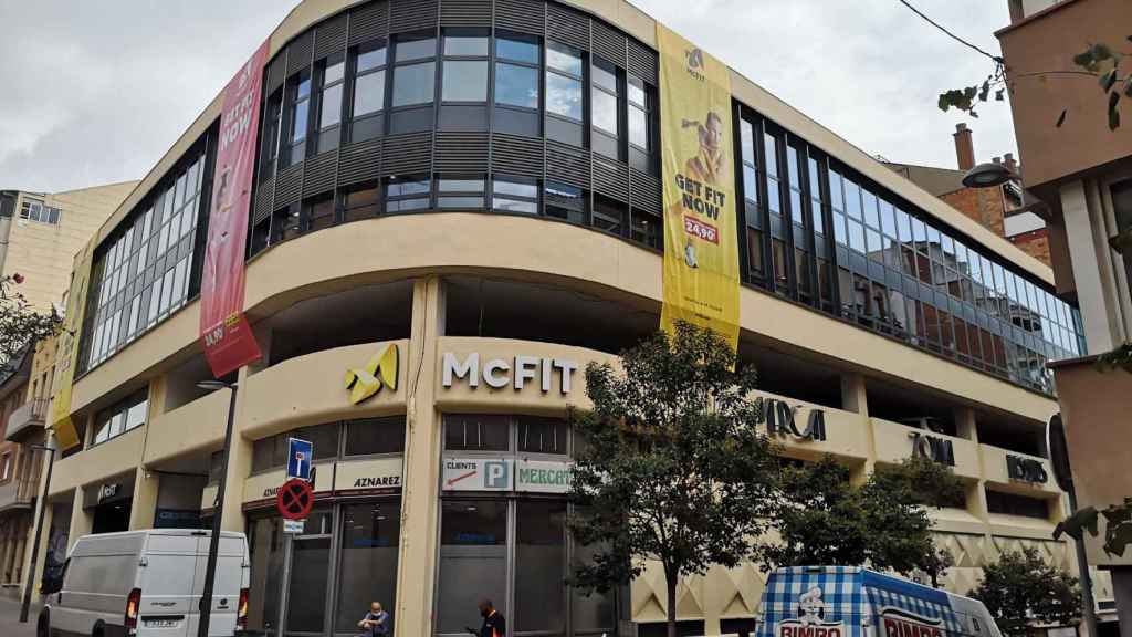 El gimnasio y el mercado comparten el edificio en la calle Maignon / G.A