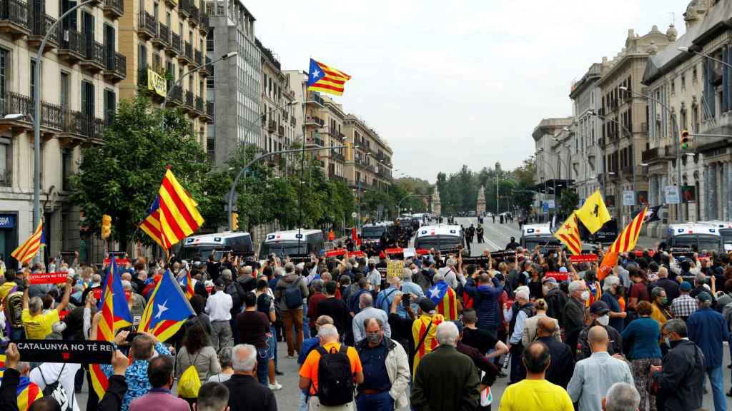 Manifestantes de organizaciones independentistas se han concentrado este viernes ante la estación de França de Barcelona / EFE - Alejandro García