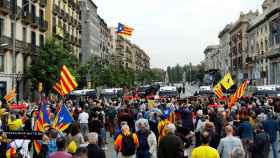 Manifestantes de organizaciones independentistas se han concentrado este viernes ante la estación de França de Barcelona / EFE - Alejandro García