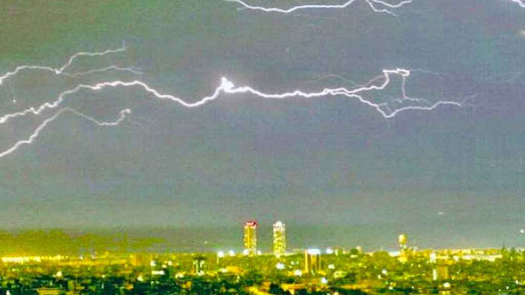 Vista de la tormenta de este sábado por la noche desde la zona alta de Barcelona / INSTAGRAM