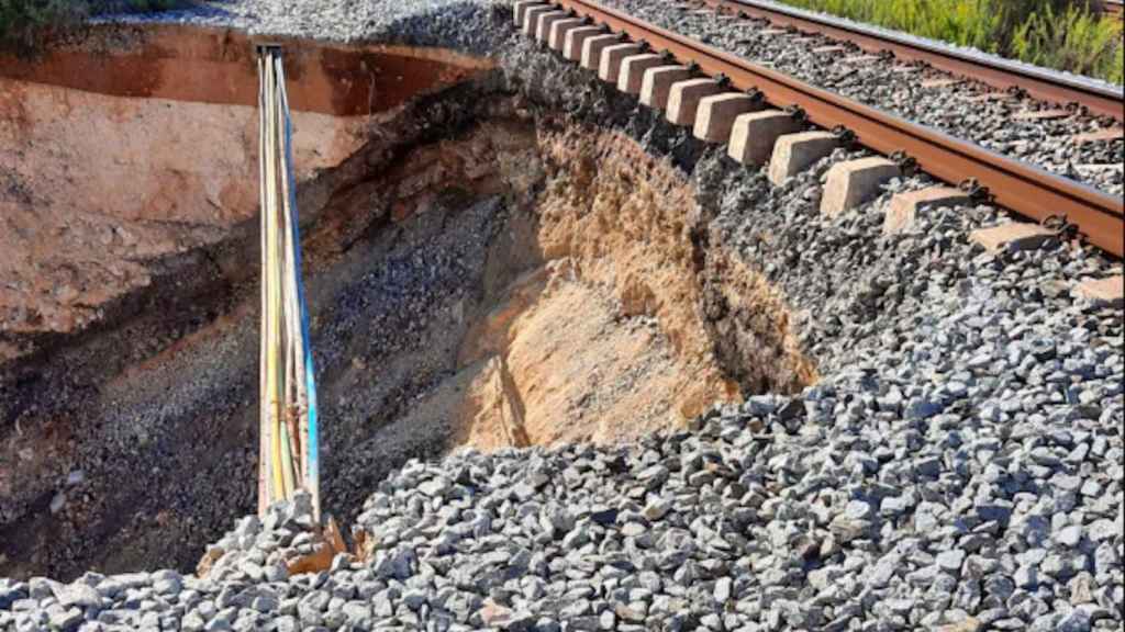 Un socavón entre Sitges y Vilanova i la Geltrú obliga a cambiar los horarios de seis líneas ferroviarias / RENFE