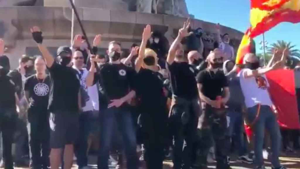 Un grupo de personas canta el 'Cara el Sol' en la manifestación del 12-O en el monumento a Colón de 2020 / TWITTER