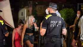 Agentes de la Guardia Urbana en un local de ocio nocturno durante la pandemia de coronavirus / BCN GUB