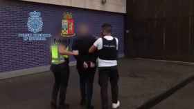 Dos agentes conducen al detenido hasta una comisaría / POLICÍA NACIONAL