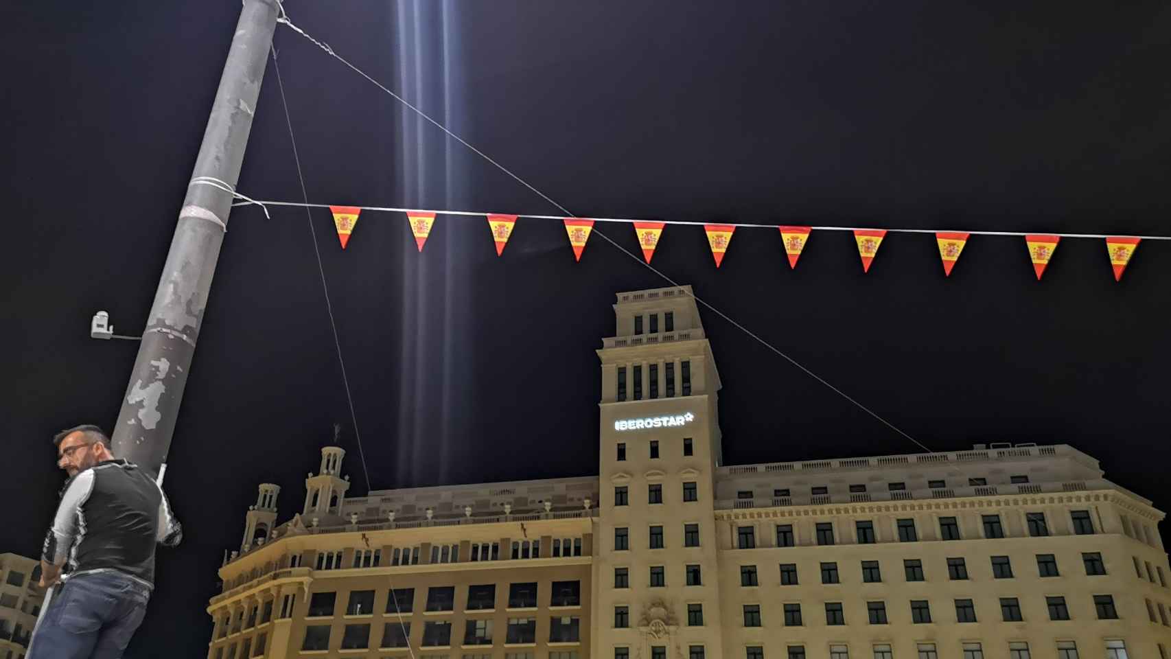 Un hombre encaramado a una farola en la plaza de Catalunya / @uniondebrigadas