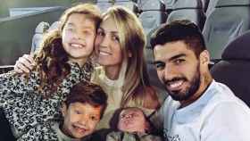 Luis Suárez, Sofía Balbi y sus hijos en el cine / INSTAGRAM