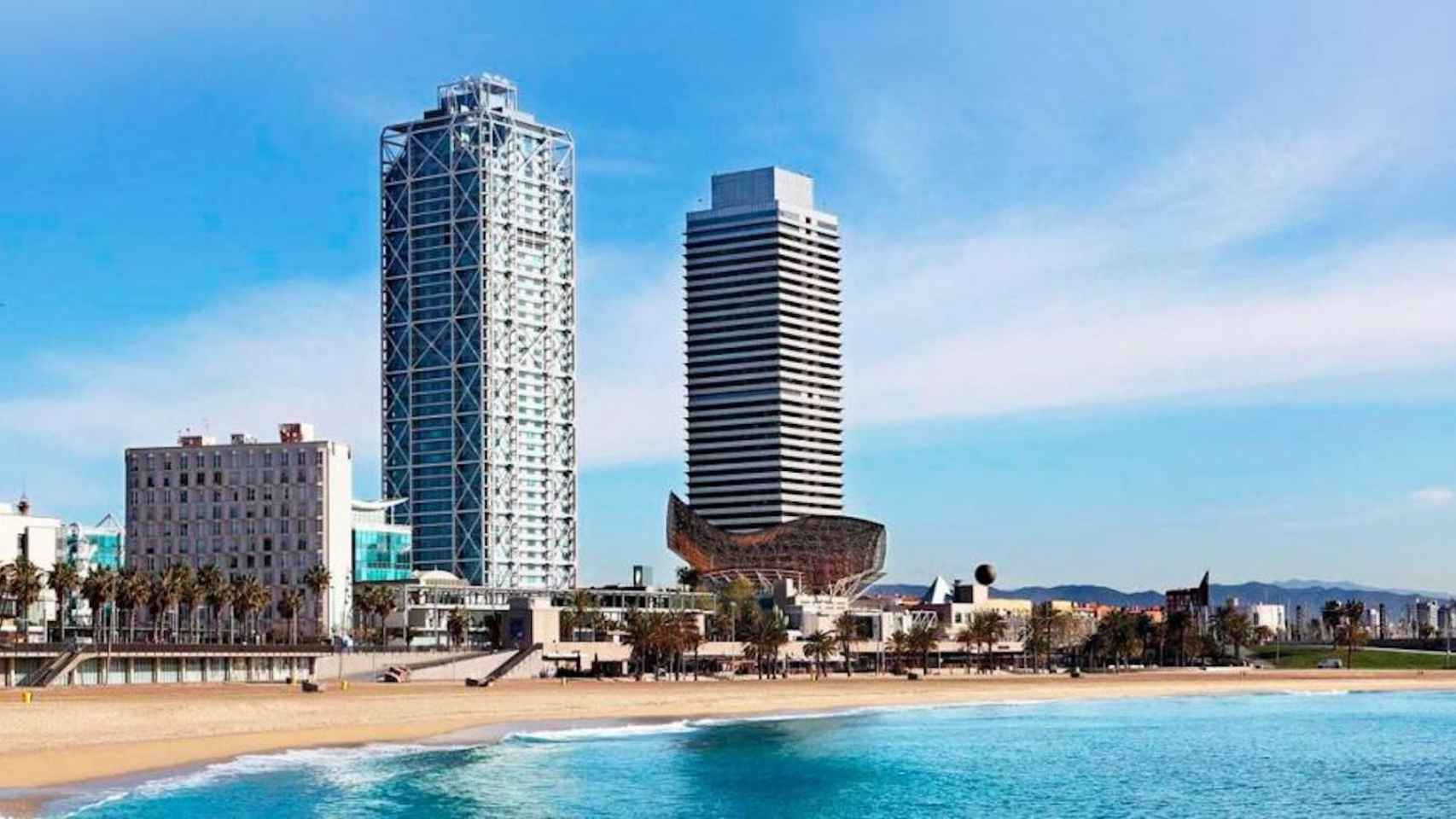 El frente marítimo de Barcelona con el Hotel Arts y la Torre Mapfre en primer término / CG