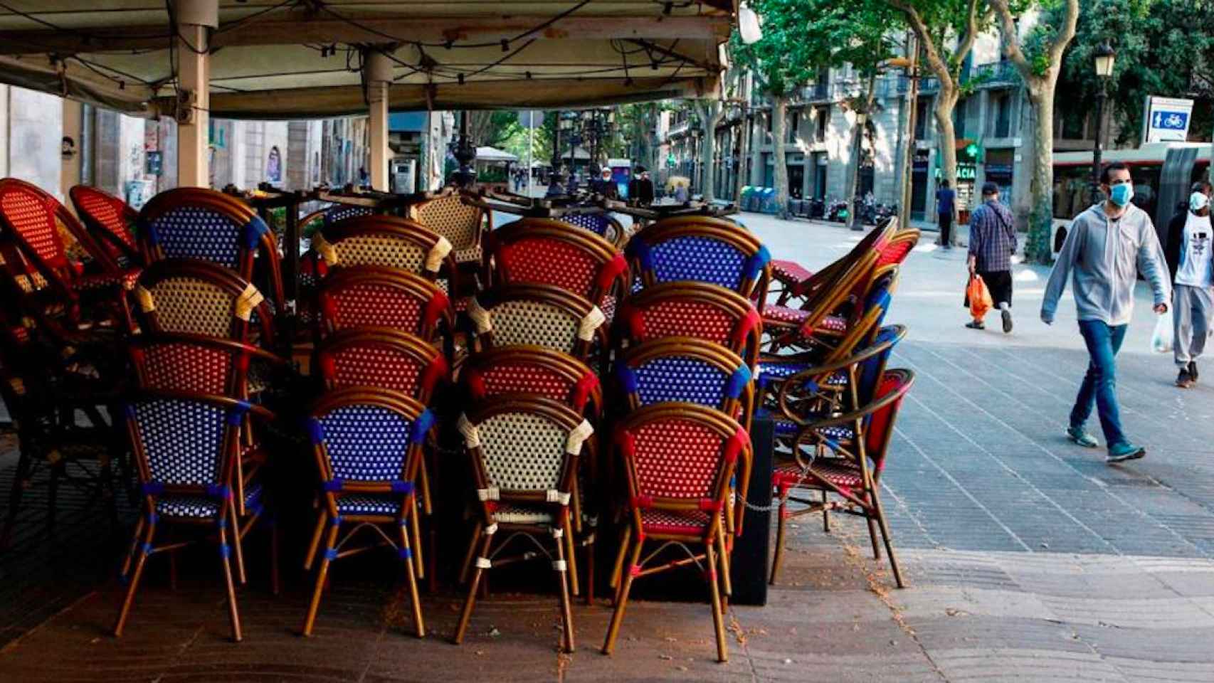 Sillas de una de las terrazas de Las Ramblas de Barcelona / EFE