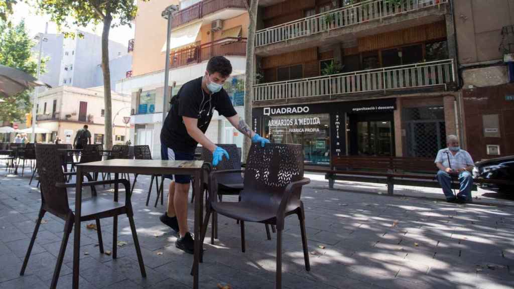 Un camarero prepara las mesas de un restaurante del centro de Gavà (Barcelona) / EFE - MARTA PÉREZ