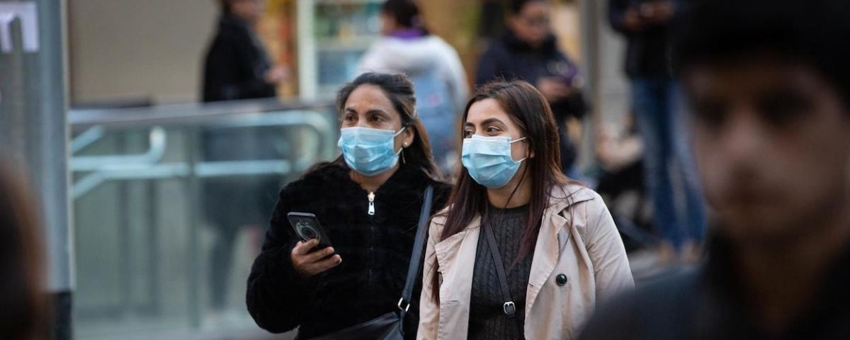 Dos personas usando mascarillas en Barcelona / EUROPA PRESS