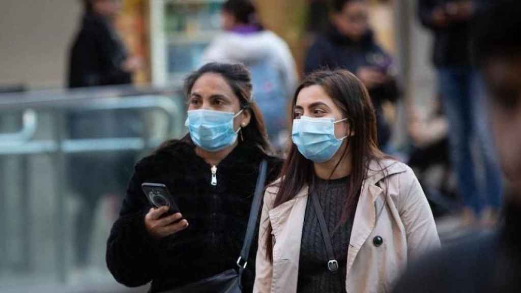 Dos personas usando mascarillas en Barcelona / EUROPA PRESS