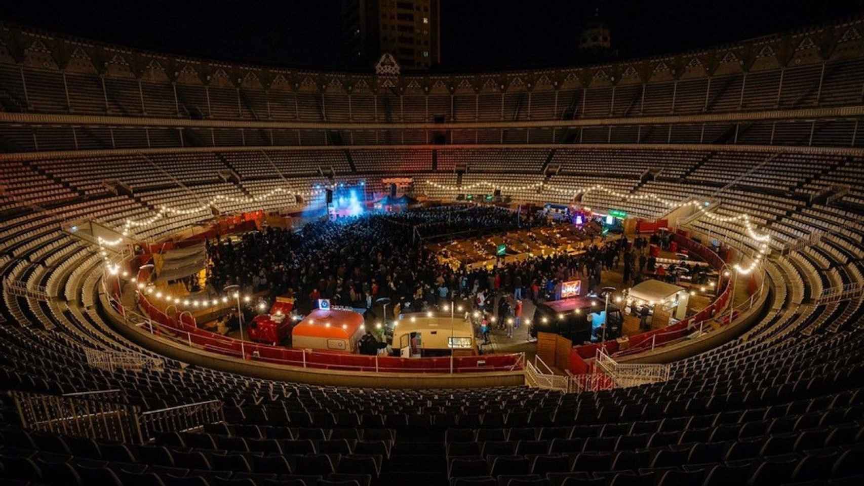 Aspecto nocturno de la plaza en el festival Monumental Club