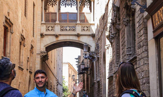 Imagen de una visita guiada de Tiqets por  una de las callejuelas del Gòtic / TIQETS