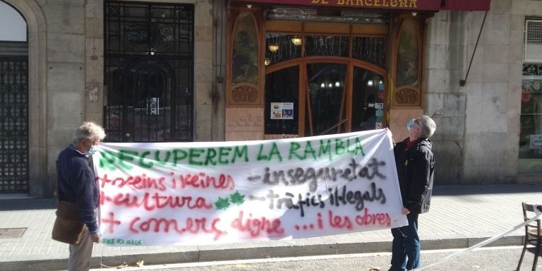 Cartel reivindicativo de la reforma de la Rambla, junto al Café de la Ópera / JORDI SUBIRANA - ARCHIVO