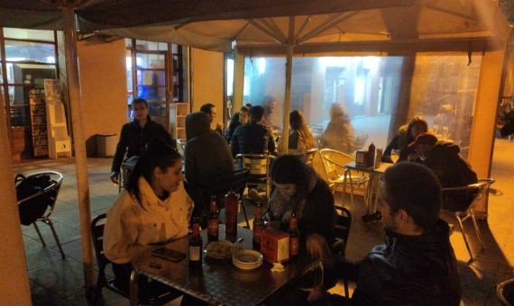 Clientes de un bar del barrio del Clot en las horas previas para el cierre de la restauración barcelonesa / V.M.