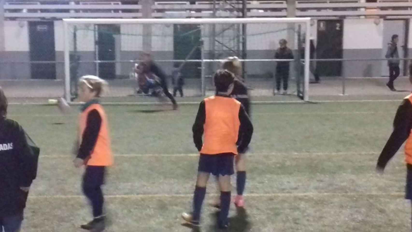 Entrenamiento del equipo del Pujadas, en Barcelona, que dejará de jugar por el coronavirus / J S