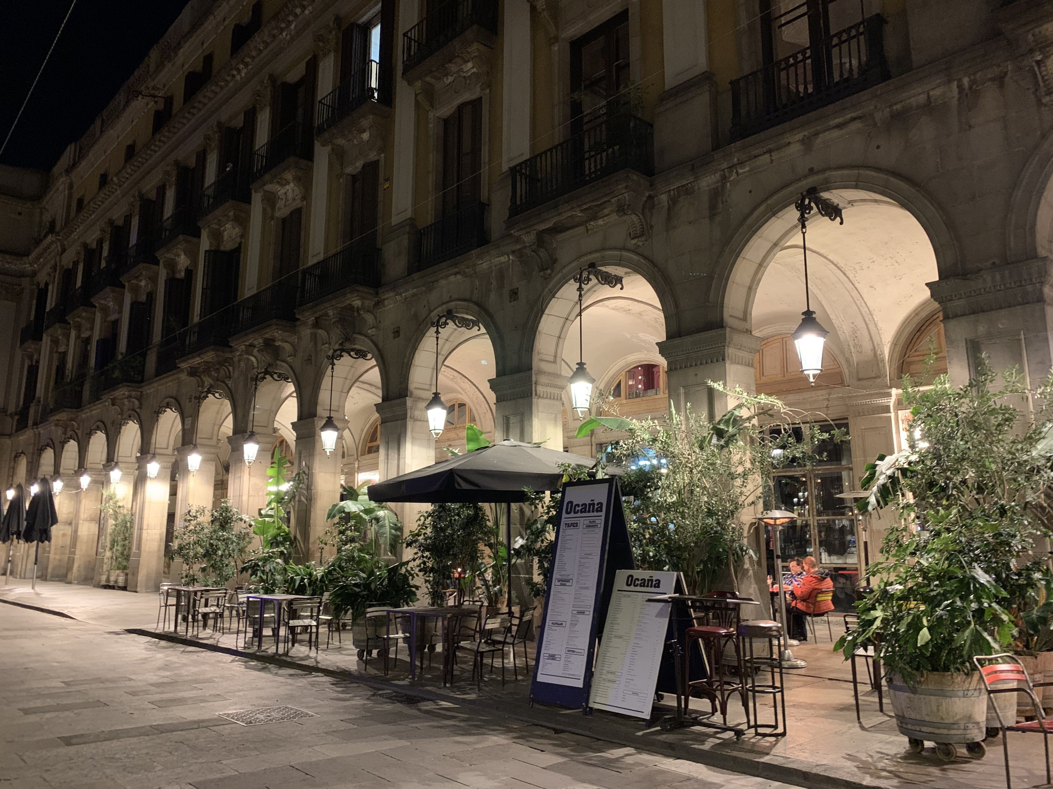 Terraza del restaurante Ocaña, uno de los establecimientos de restauración del centro de Barcelona / V.M.