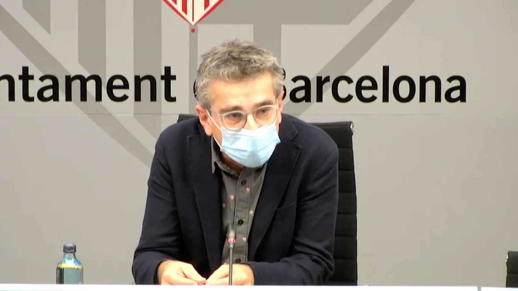 El regidor de Presidencia, Presupuesto y Plan de Barrios, Jordi Martí, en la rueda de prensa de este miércoles / AY. DE BCN