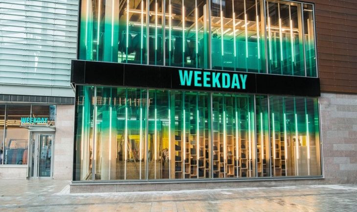 Exterior de un comercio de Weekday, la marca joven de H&M