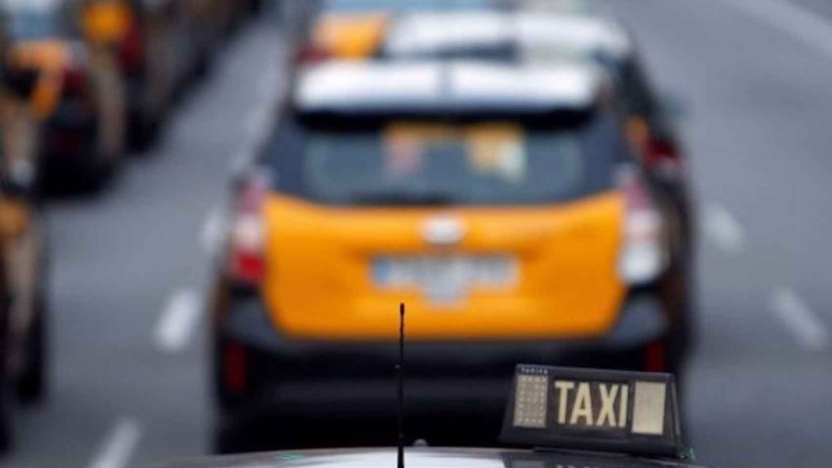 Un grupo de taxistas protesta en Barcelona / ARCHIVO