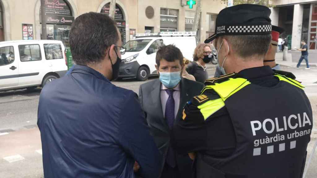 Albert Batlle y Jordi Rabassa (izquierda) en la Rambla del Raval durante el macrodispositivo del 7 de octubre / G.A