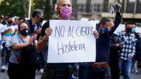 Protesta contra el cierre de la hostelería en Barcelona, un tipo de negocios sobre el que se propone eliminar el IBI / EFE - QUIQUE GARCÍA