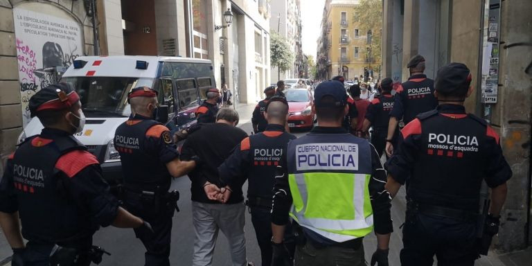 Los Mossos se llevan a un detenido el pasado 7 de octubre en el Raval / G.A