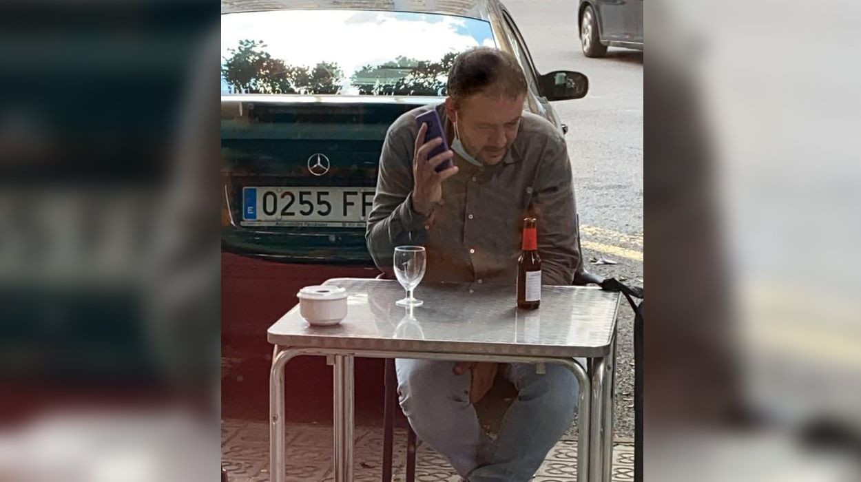 Adrià Alemany tomando una cerveza en una terraza de Barcelona / MA