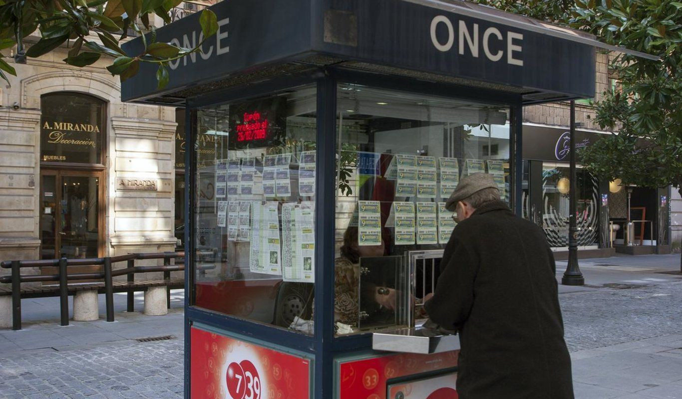 Quiosco de la ONCE con una persona comprando en una imagen de archivo